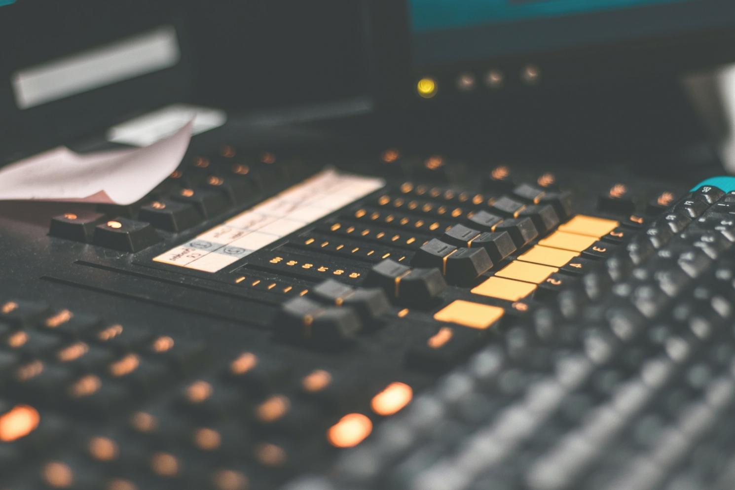 Setup professionale di sound design con sintetizzatori modulari e controller MIDI
